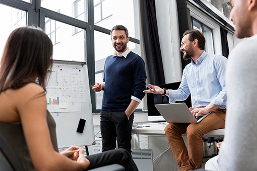 Agentes inmobiliarios en oficinas modelo