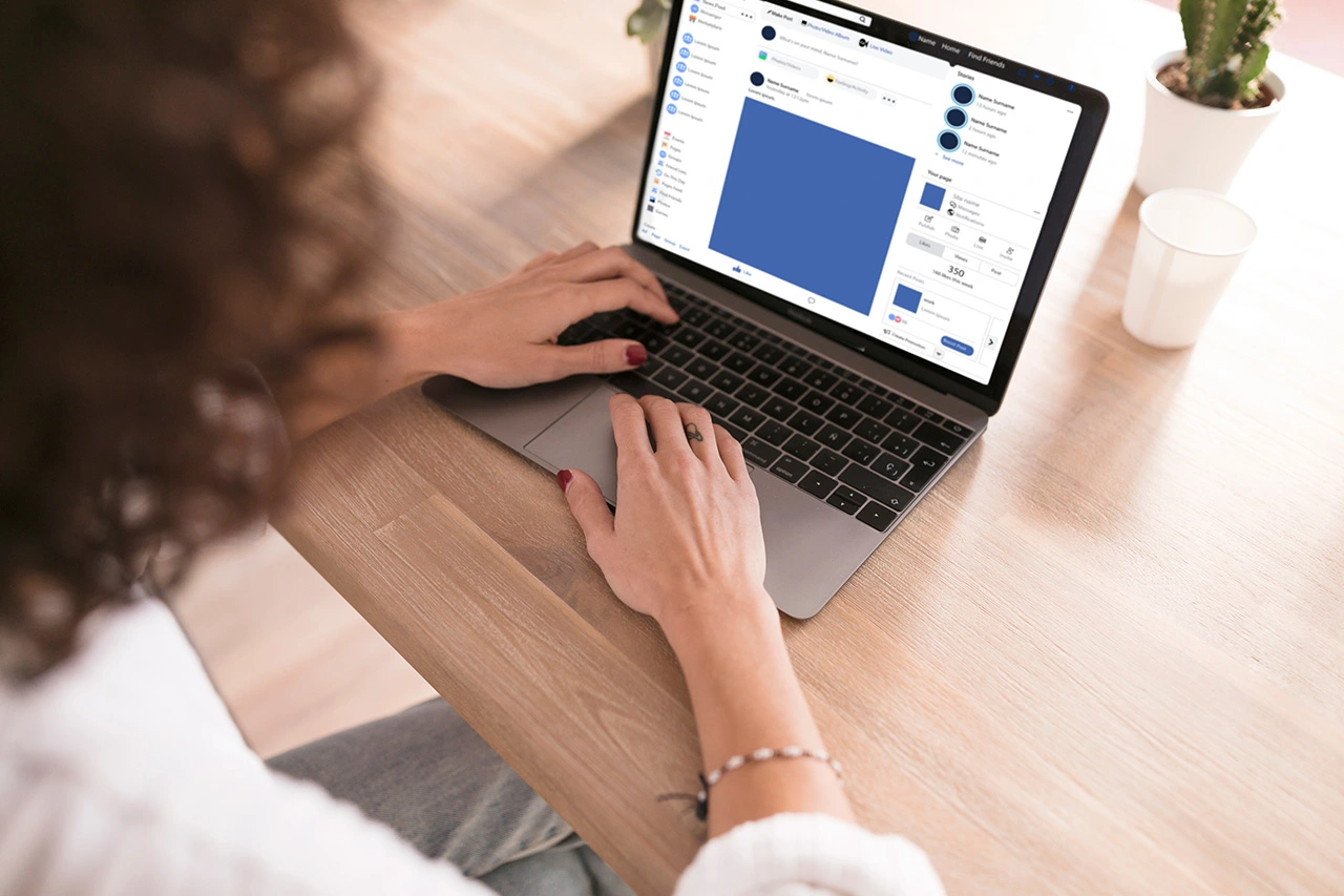 Escritorio computador y teléfono con aplicación de Facebook